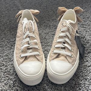 NWT Converse Eyelet Platform Sneakers. Size 7